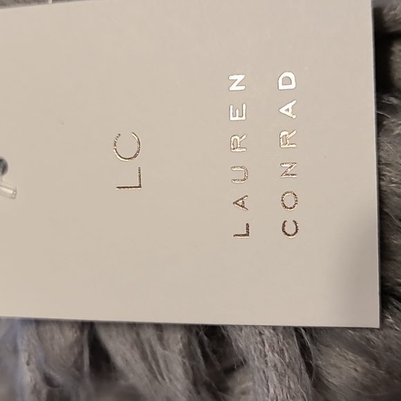 LC LAUREN CONRAD BRAND BEAUTIFUL GRAY SCARF WITH FRINGE - Picture 8 of 8